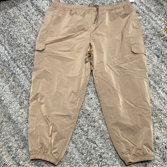 Nwt Good American Shine Boyfriend Cargo Pant in putty, size 6(3X) - Picture 2 of 16